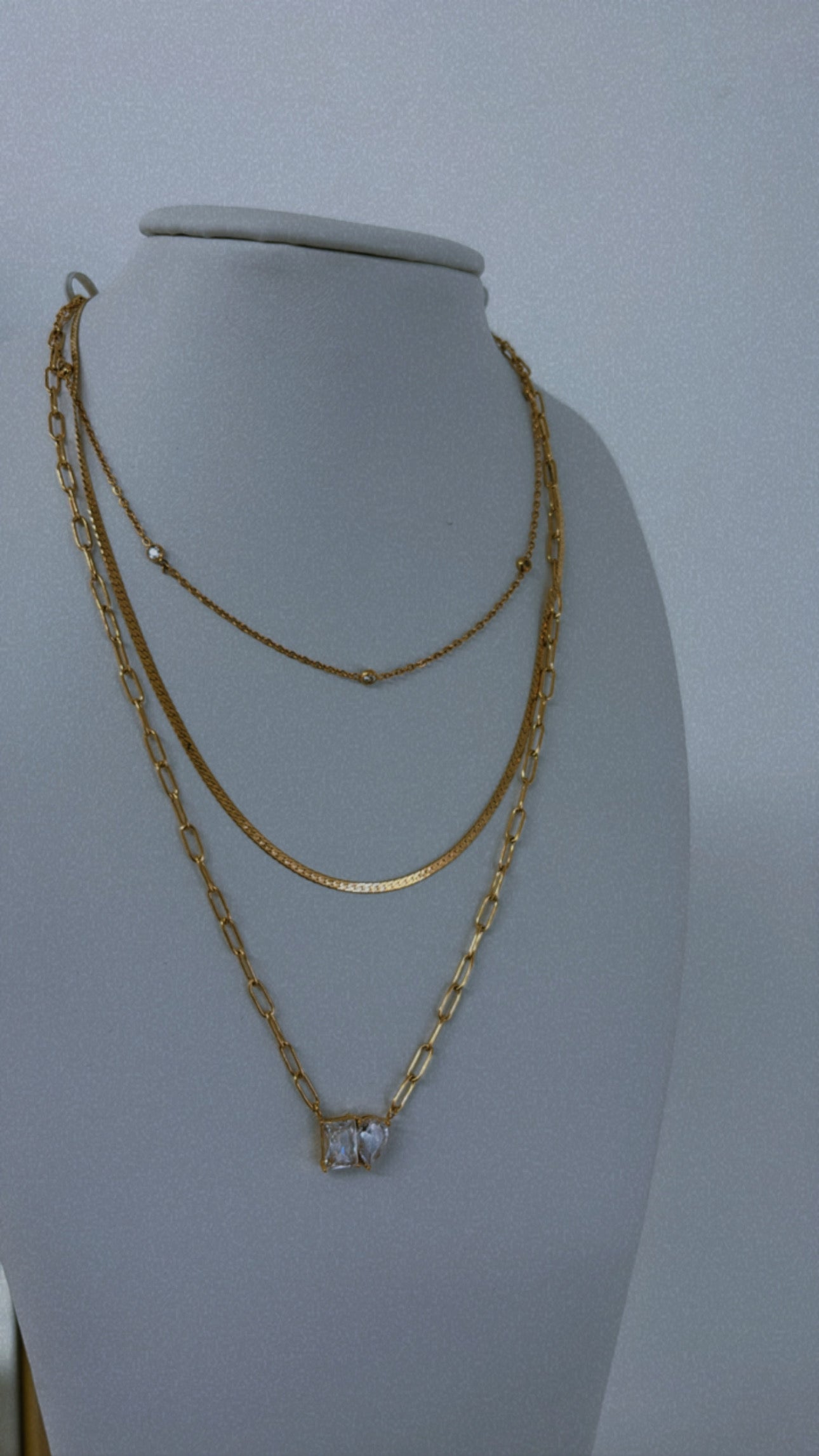 𝑁𝑒𝑐𝑘𝑙𝑎𝑐𝑒𝑠